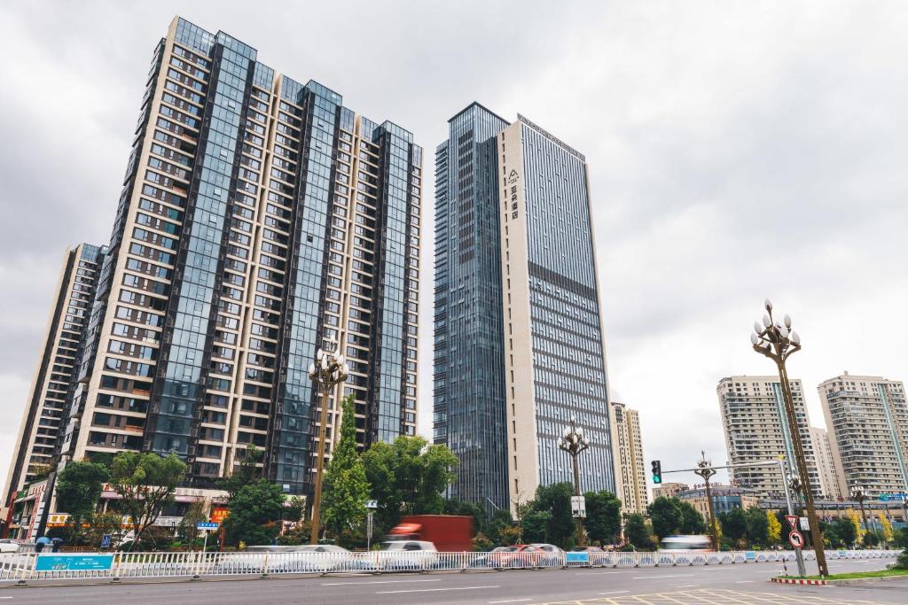 um grupo de edifícios altos em uma cidade em Atour Hotel Taizhou Linhai Branch em Linhai