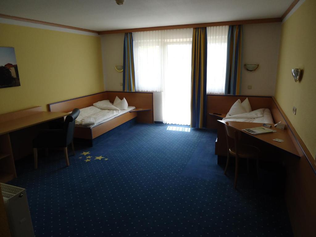 Postel nebo postele na pokoji v ubytování Sleep & Go Hotel Magdeburg