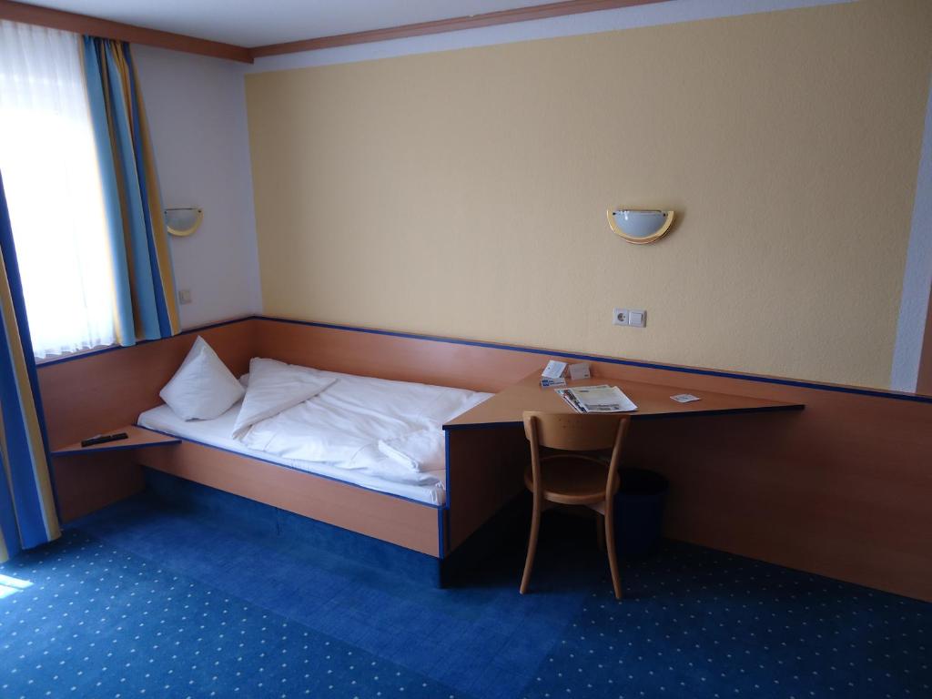 Postel nebo postele na pokoji v ubytování Sleep & Go Hotel Magdeburg