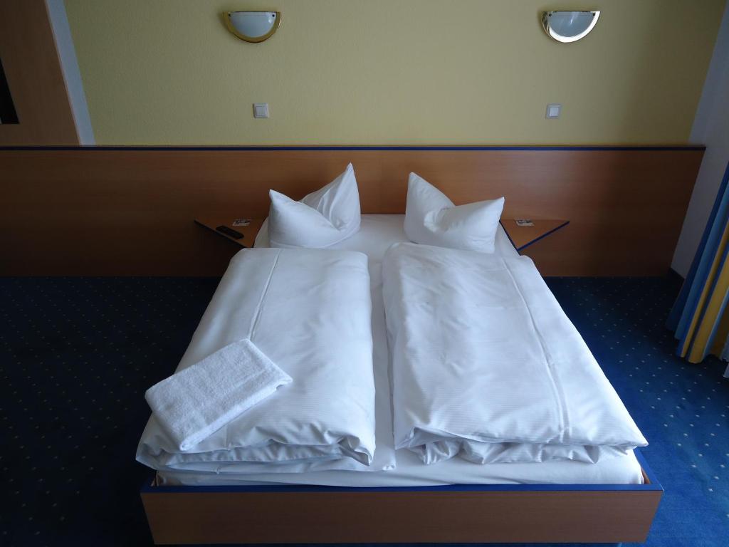 Postel nebo postele na pokoji v ubytování Sleep & Go Hotel Magdeburg