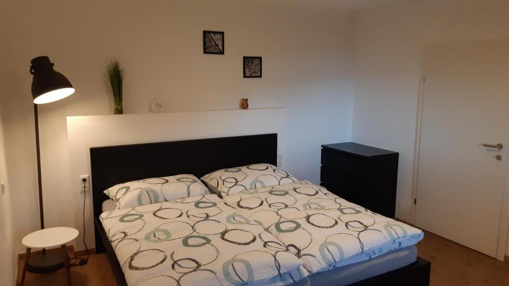 Postel nebo postele na pokoji v ubytování LaWie am Attersee