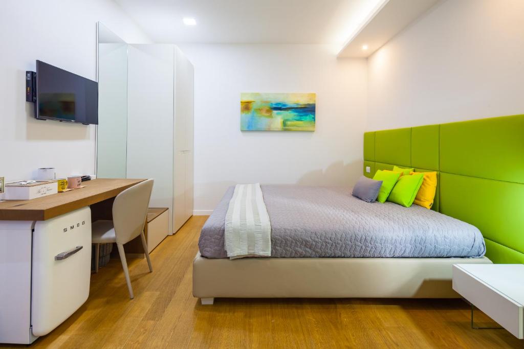 Postel nebo postele na pokoji v ubytování A Suites