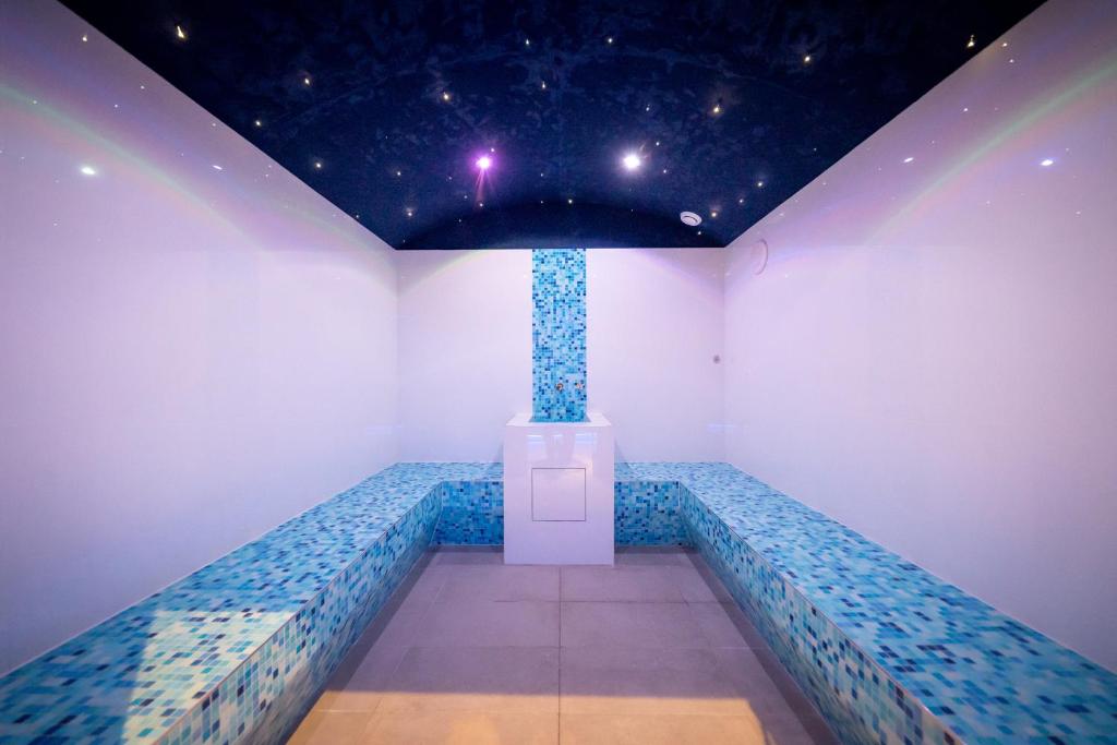 a room with a blue ceiling with a star system at International Beach Hotel in Caorle