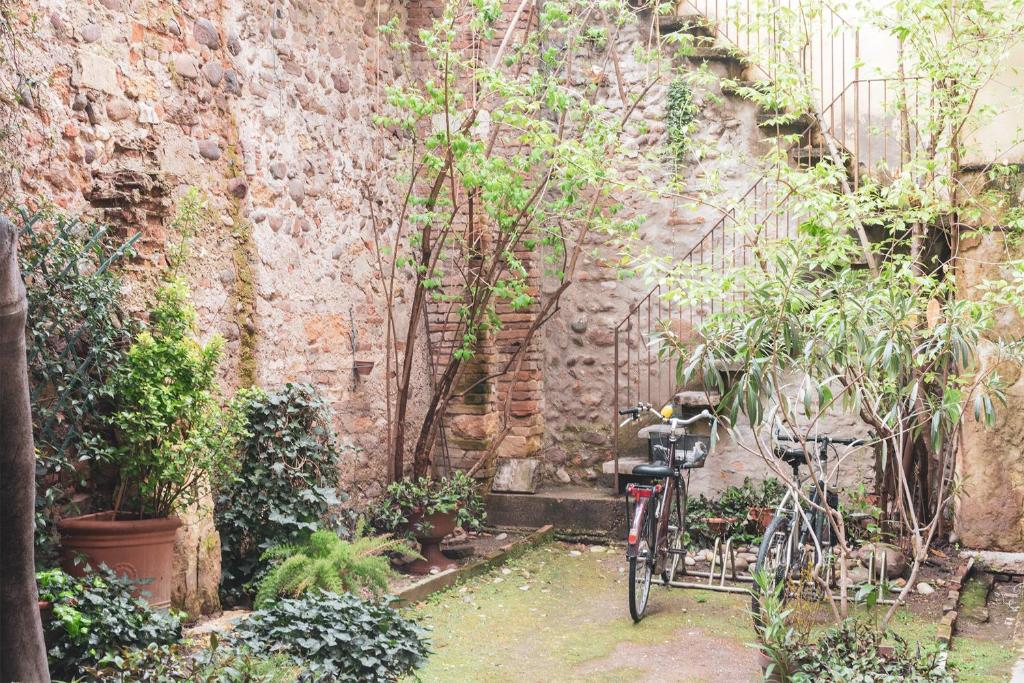 ヴェローナにあるveronaeasyapartmentsの植物の石垣の横に駐輪
