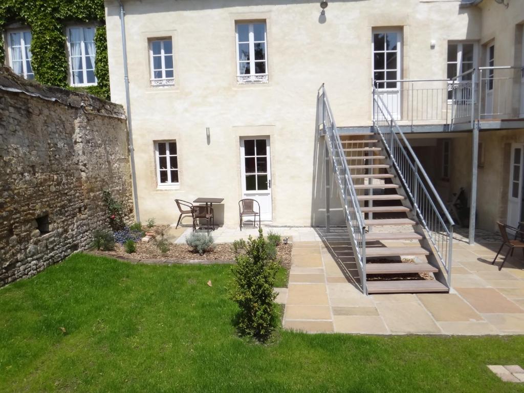 un escalier dans la cour d'une maison dans l'établissement Apt cosy centre ville Bayeux avec terrasse ou extérieur proche plages du débarquement, à Bayeux