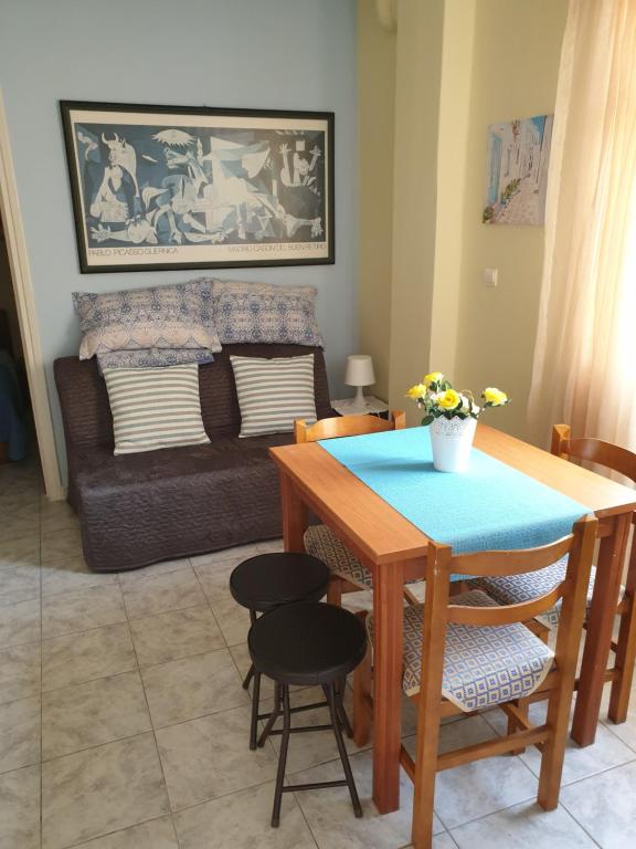 een woonkamer met een tafel en een bank bij Tolis Apartments in Preveza