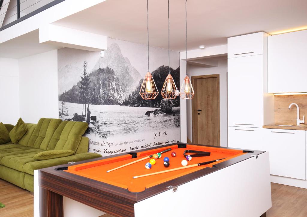 un soggiorno con tavolo da ping pong di Jasna Chalet Resort a Kranjska Gora