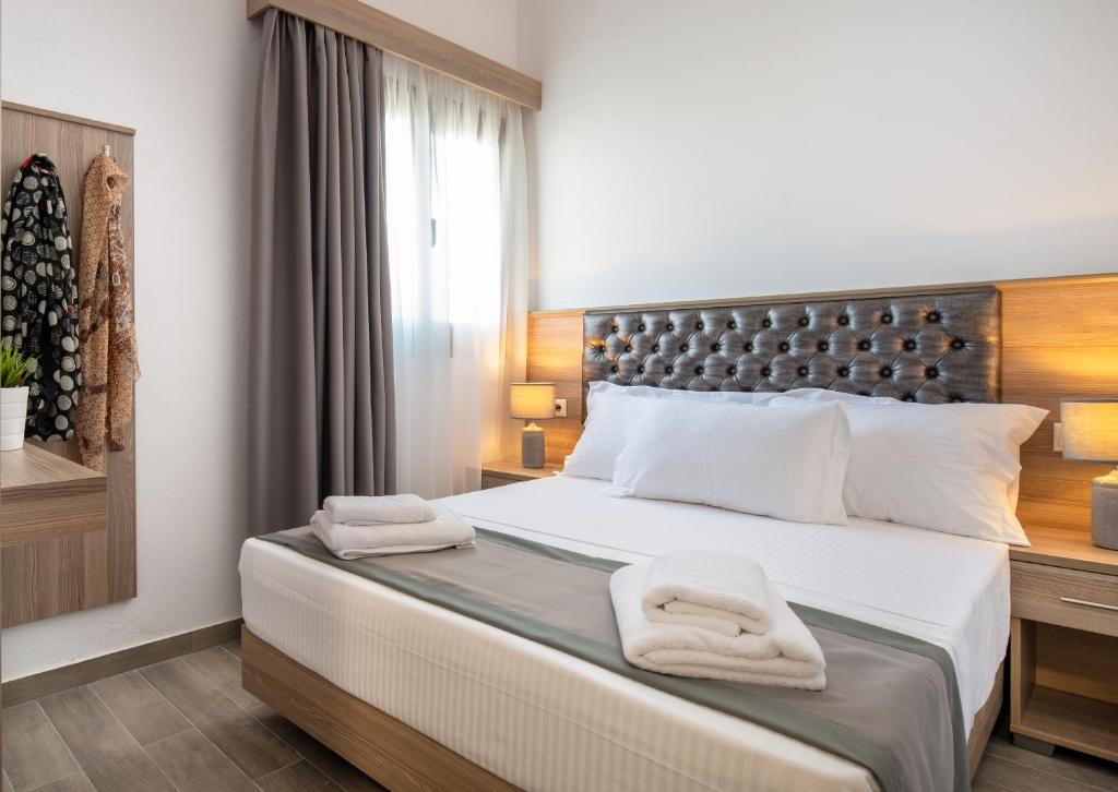 Postel nebo postele na pokoji v ubytování Jolandas Suites