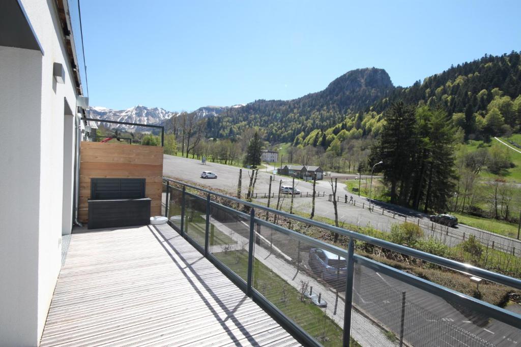 uma varanda com vista para uma estrada em B2 - Résidence La Montille em Le Mont-Dore