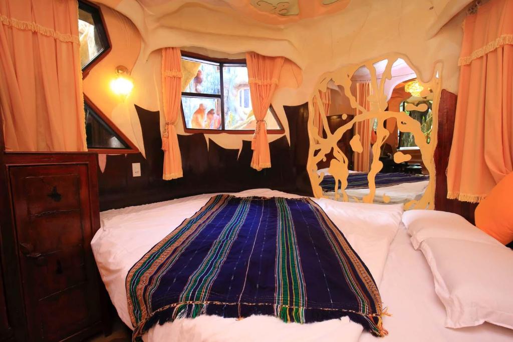 Postel nebo postele na pokoji v ubytování Crazy House