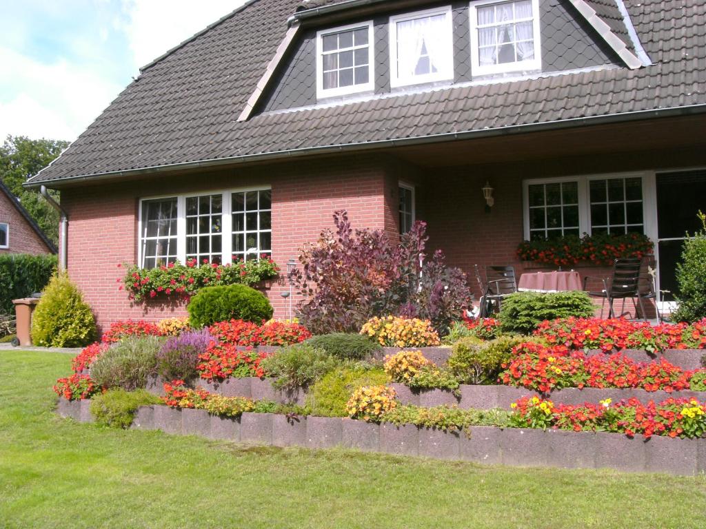 a house with a flower garden in front of it at Ferienwohnung Eggers in Bispingen