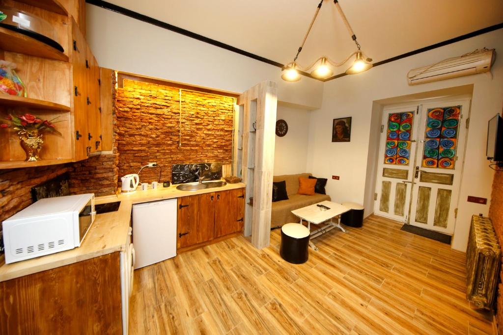 uma cozinha com um lavatório e uma bancada em Apart Hotel Qetostan em Tbilisi