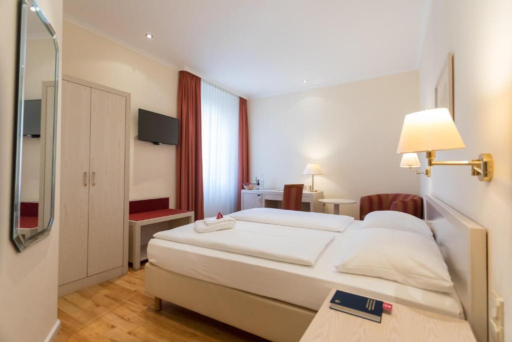 Postel nebo postele na pokoji v ubytování martas Hotel Albrechtshof Berlin