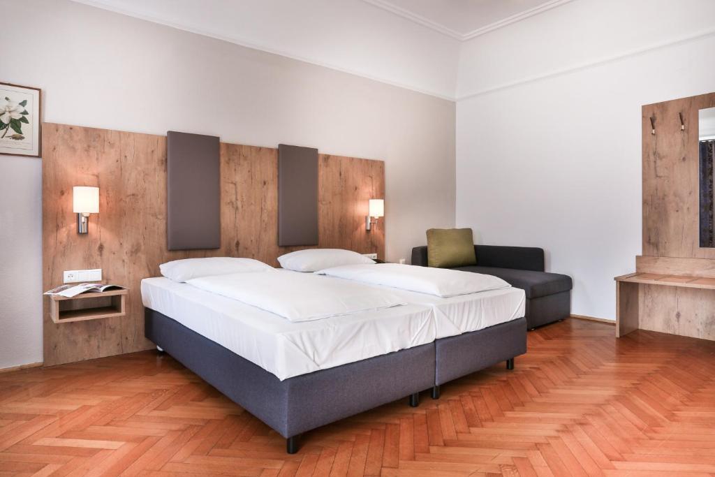 Postel nebo postele na pokoji v ubytování Hotel Schiffmeister