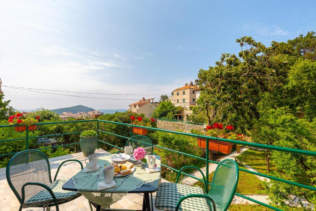 einen Tisch und Stühle auf einem Balkon mit Aussicht in der Unterkunft Apartment Villa Ahava in Dubrovnik