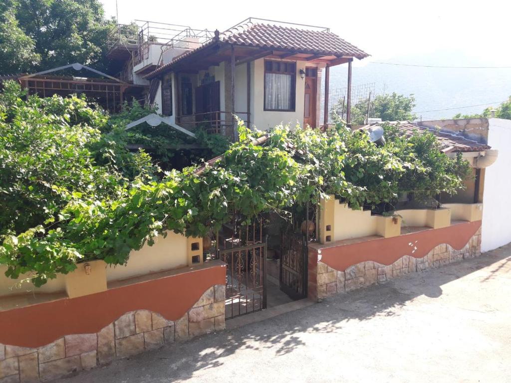 a house with trees in front of it at VLASSIS APTS -ΜΕΛΙΔΟΝΙ-ΔΙΑΜΕΡΙΣΜΑ ΒΑΣΙΛΙΚΗ in Melidhónion