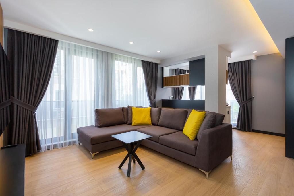 A seating area at Nox Suite