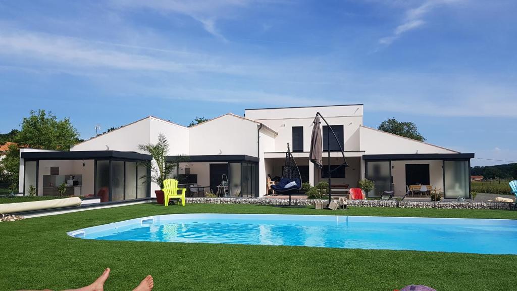 a house with a swimming pool in the yard at Alolival in Sablonceaux