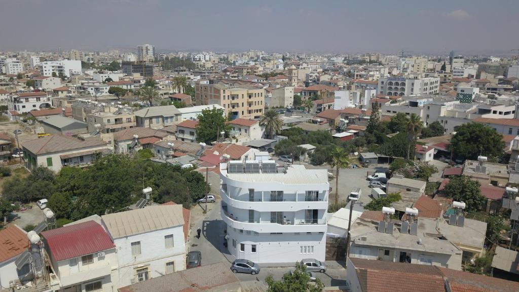 Nespecifikovaný výhled na destinaci Larnaka nebo výhled na město při pohledu z aparthotelu