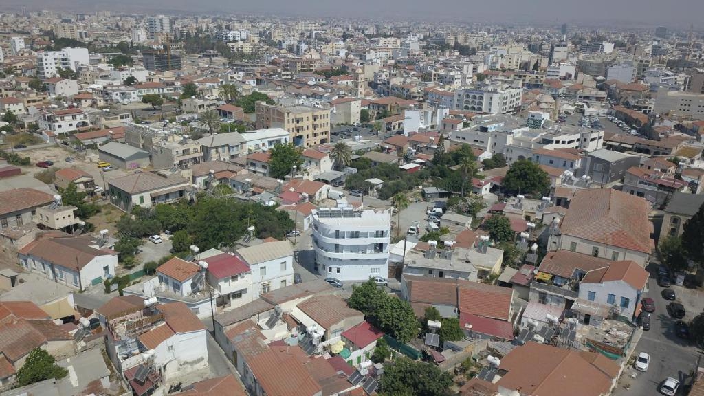Nespecifikovaný výhled na destinaci Larnaka nebo výhled na město při pohledu z aparthotelu