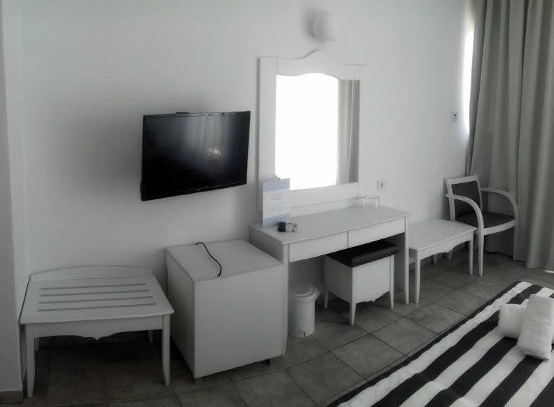 TV a/nebo společenská místnost v ubytování Hotel Akti Ouranoupoli Beach Resort