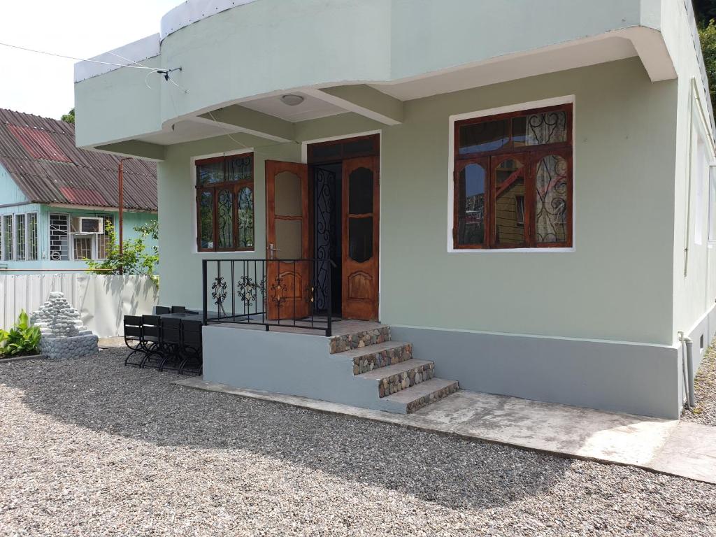una casa blanca con una puerta principal y escaleras en Holiday Home in Gonio, en Gonio