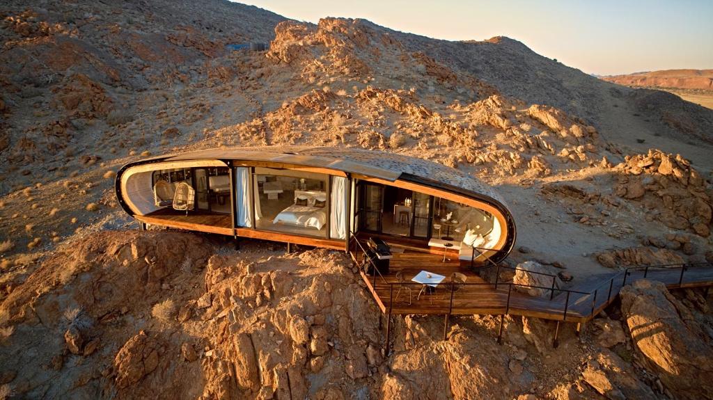 un autobús sentado en la cima de una montaña en Desert Whisper, en Solitaire