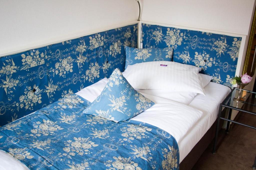 Postel nebo postele na pokoji v ubytování das HOTEL in München