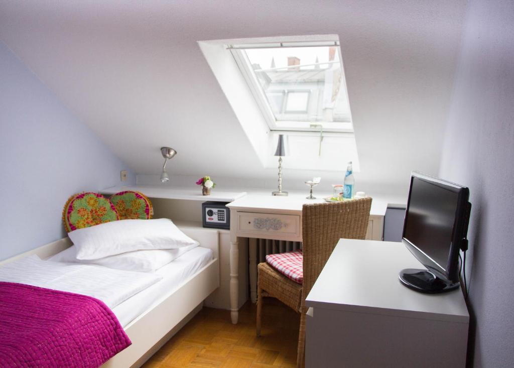 Postel nebo postele na pokoji v ubytování das HOTEL in München