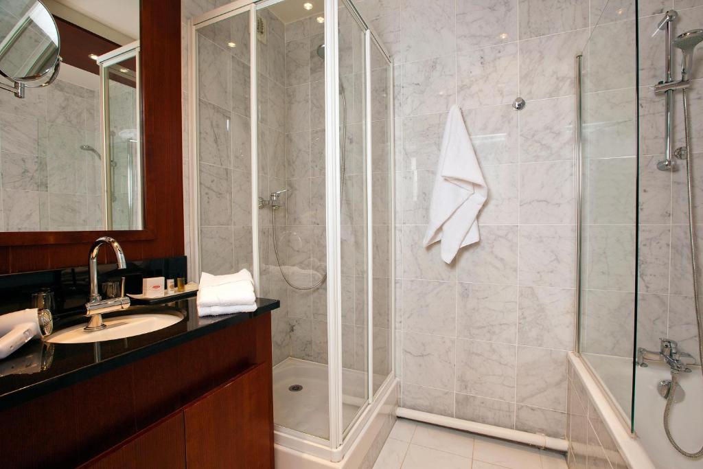 Salle de bains dans l'établissement Residhome Val d'Europe