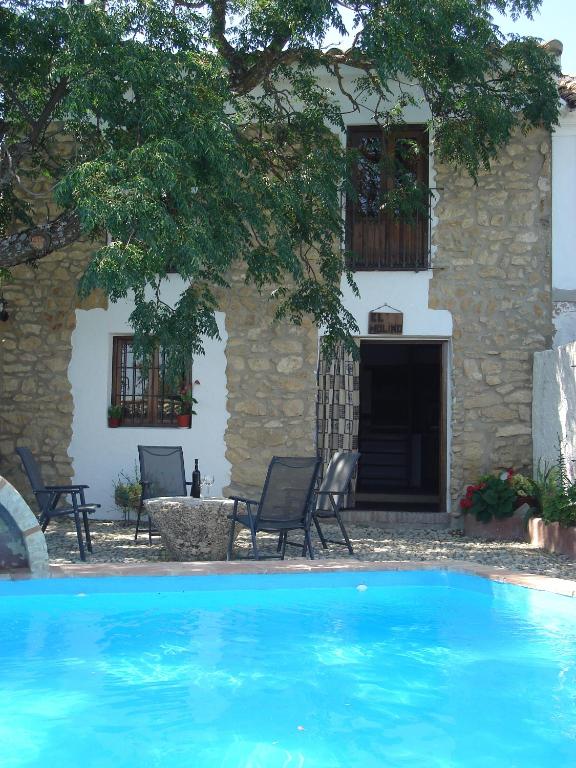 Bazén v ubytování Cortijo Molino los Justos nebo v jeho okolí