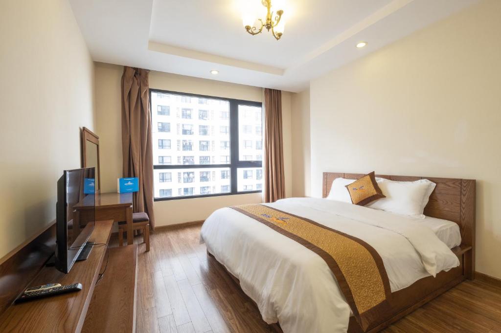 Телевизор и/или развлекательный центр в Vinhomes Times City Apartment - by Bayhomes