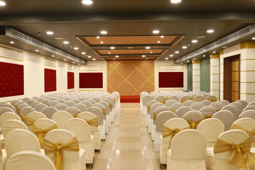 Konferenční prostory v ubytování Regency Sameera Vellore by GRT Hotels