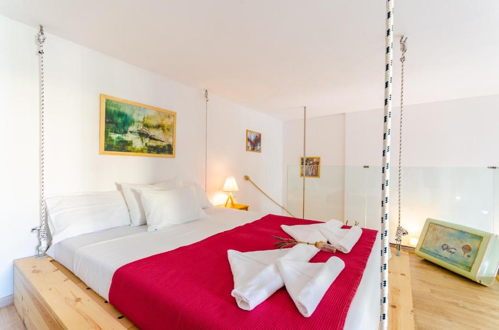A bed or beds in a room at Happiness Apartments