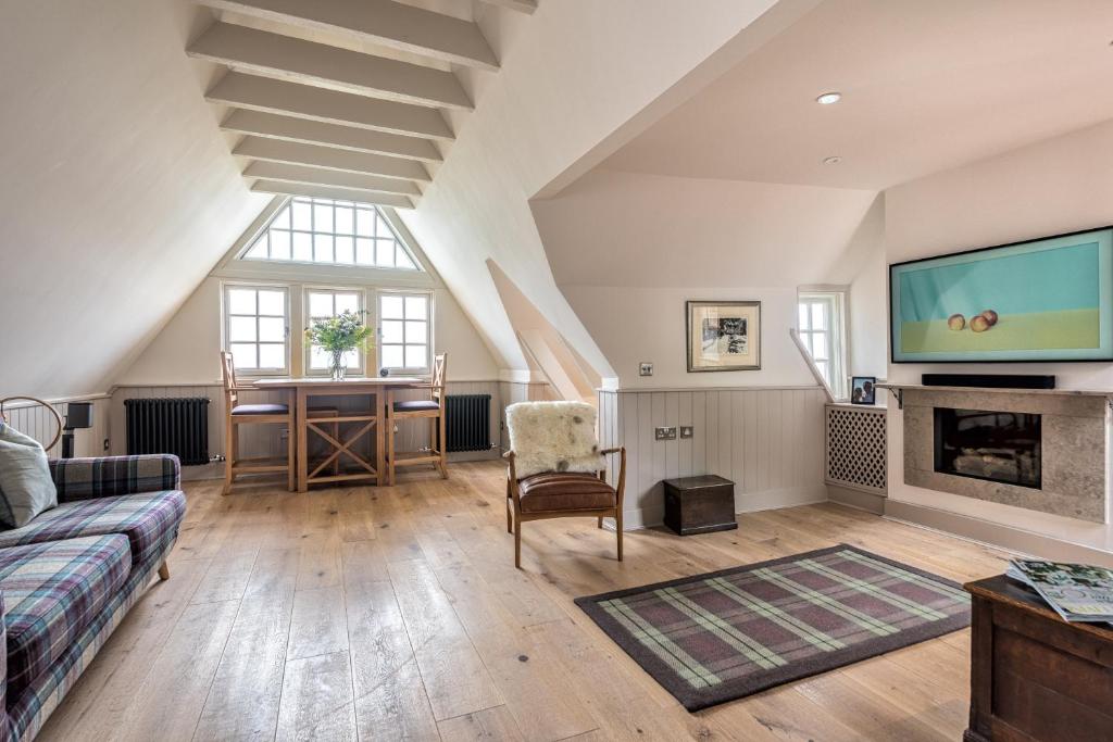 - un salon avec un canapé et une télévision dans l'établissement Amazing penthouse, stunning views, Castle 2 mins, à Édimbourg