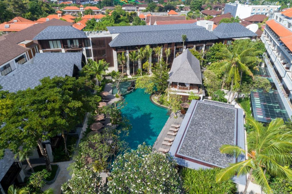 uma vista aérea de um resort com uma piscina em Ramayana Suites and Resort em Kuta