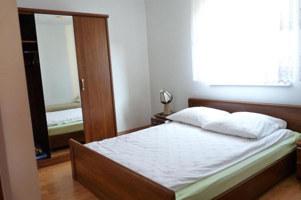 ein Schlafzimmer mit einem Bett und einem großen Spiegel in der Unterkunft JARZĘBINOWA 7 in Rowy