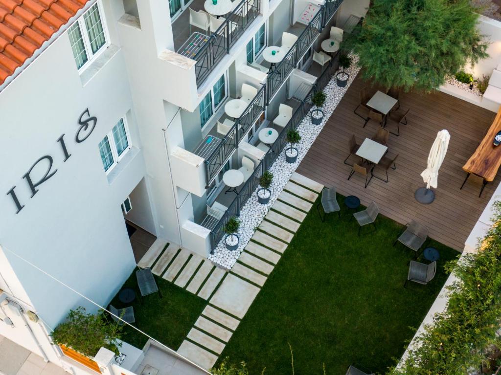 uma vista sobre um edifício de apartamentos com um pátio em Iris Skiathos em Skiathos Town