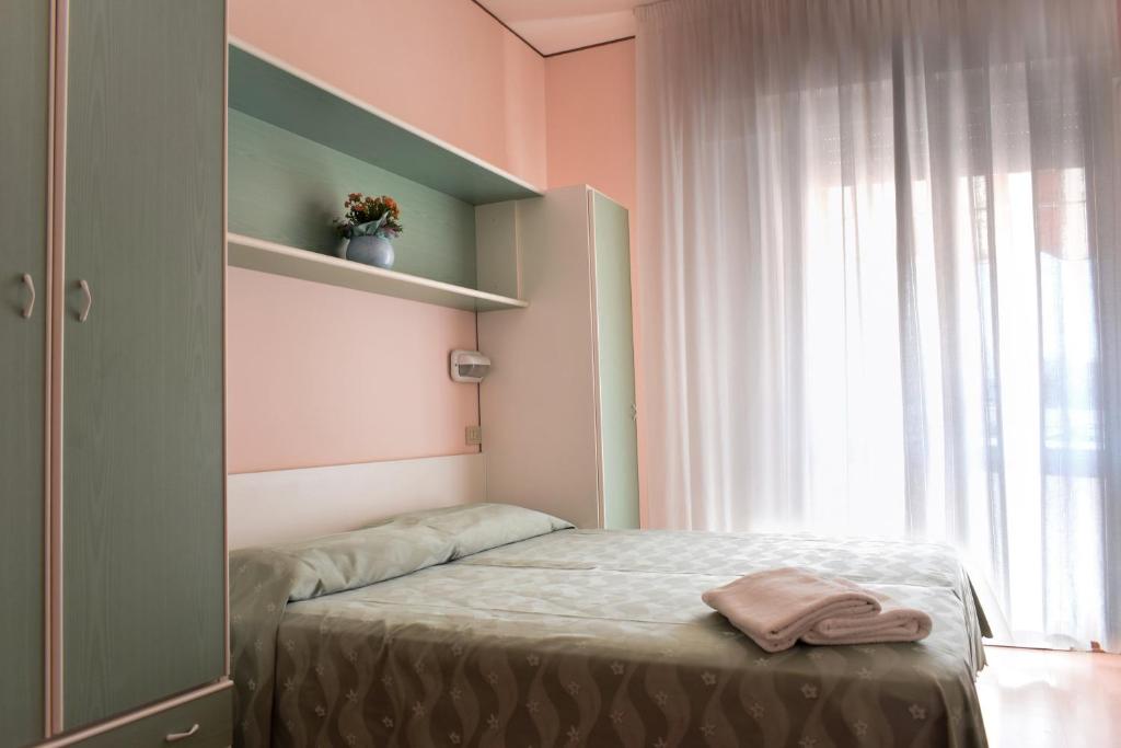 A bed or beds in a room at Hotel Ville De Paris