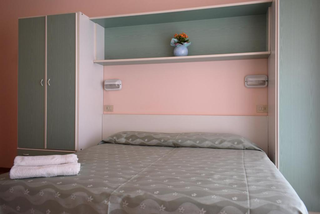 A bed or beds in a room at Hotel Ville De Paris