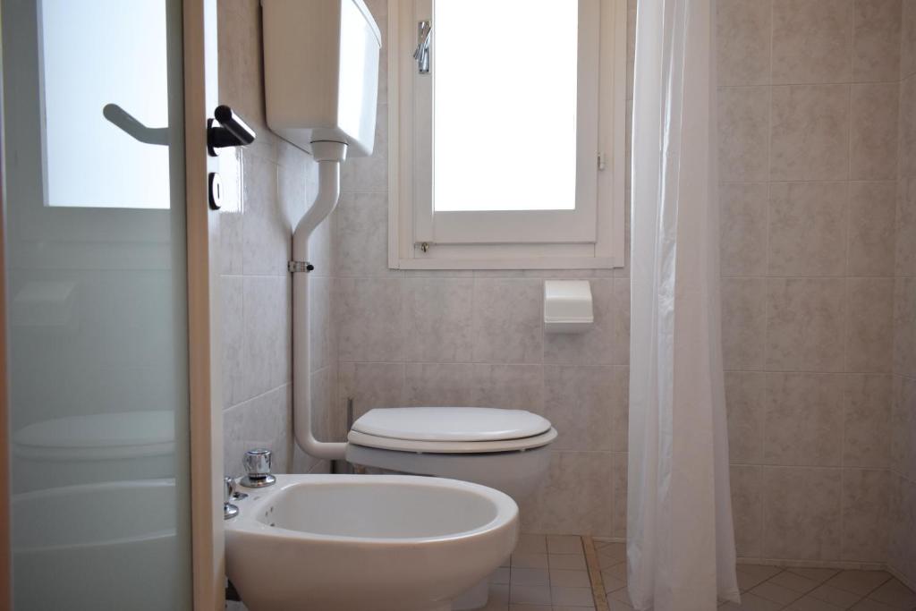 A bathroom at Hotel Ville De Paris