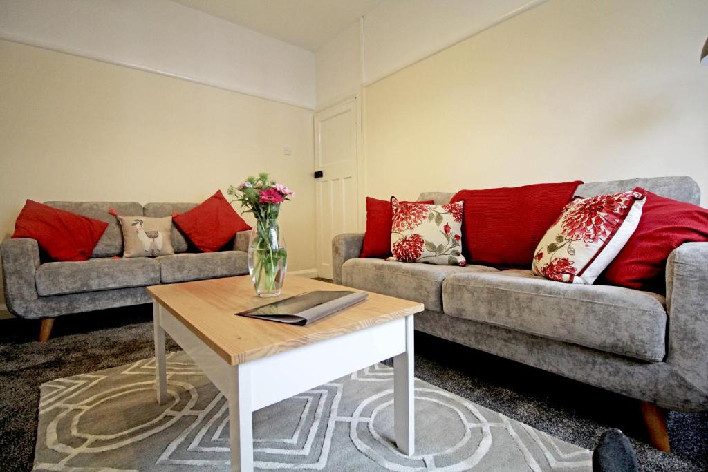 Sala de estar con 2 sofás y mesa de centro en Handbridge House, en Chester