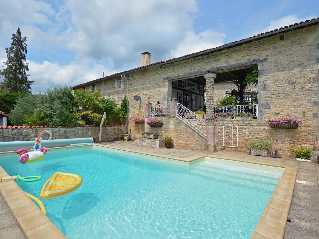 ein Pool vor einem Haus in der Unterkunft Cosy holiday home in with Private pool in La Forêt-de-Tessé