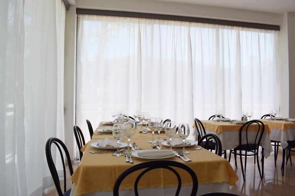 A restaurant or other place to eat at Hotel Ville De Paris