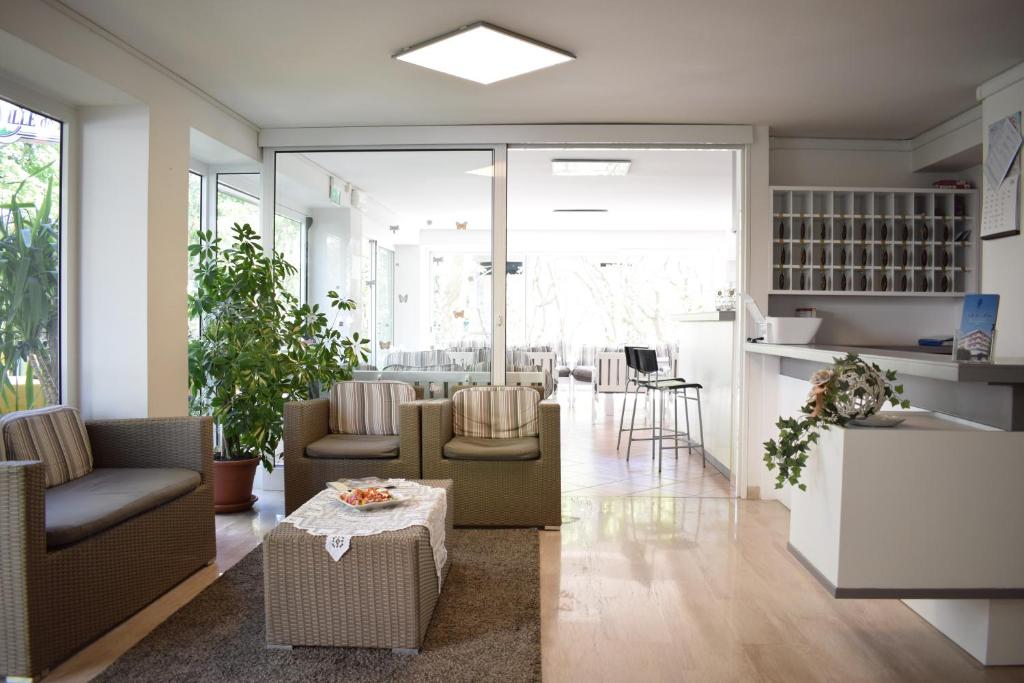 A kitchen or kitchenette at Hotel Ville De Paris
