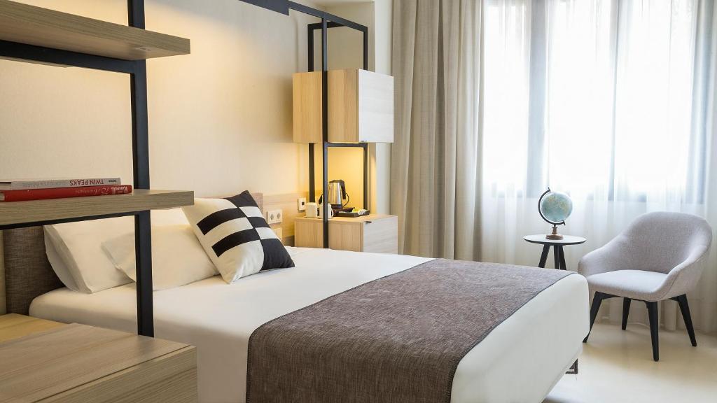 Ein Bett oder Betten in einem Zimmer der Unterkunft Hotel Denit Barcelona