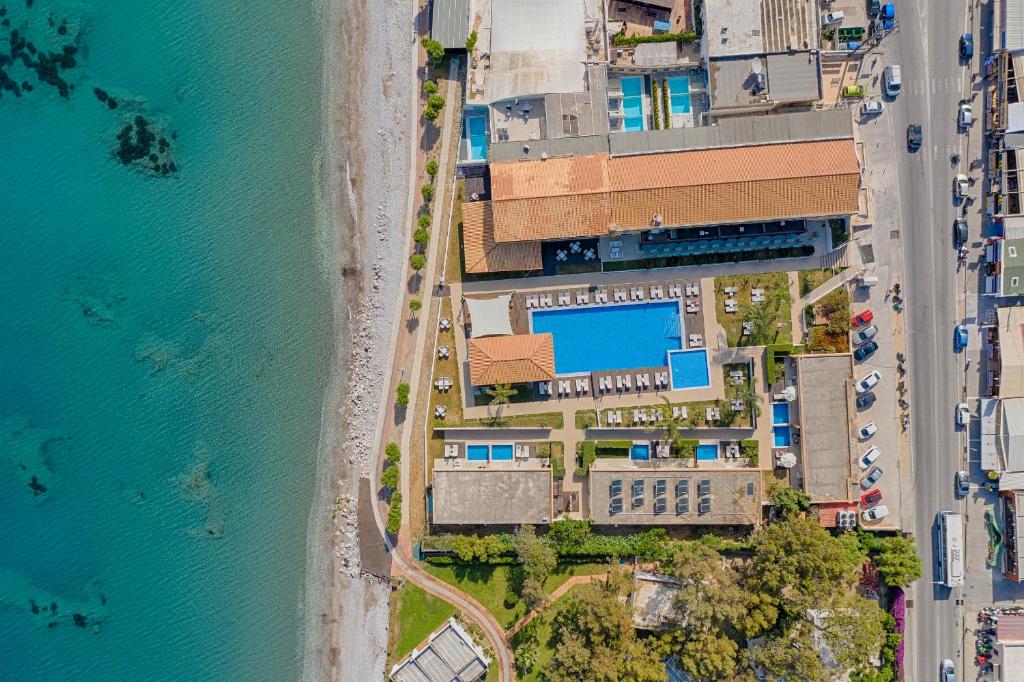 uma vista superior de uma praia e do oceano em Villa Di Mare Seaside Suites em Ixia