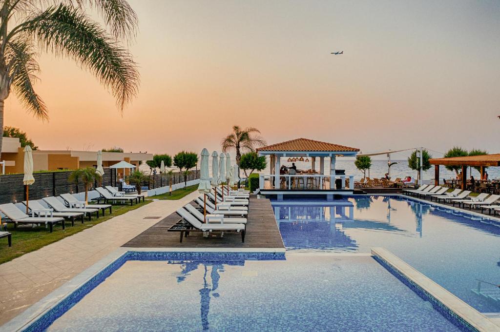 Bazén v ubytování Villa Di Mare Seaside Suites nebo v jeho okolí
