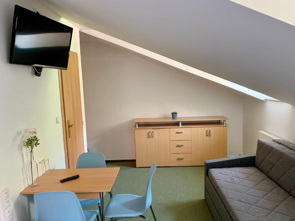 Telewizja i/lub zestaw kina domowego w obiekcie Mikulov - Inn - hotel s vinným sklepem Venuše