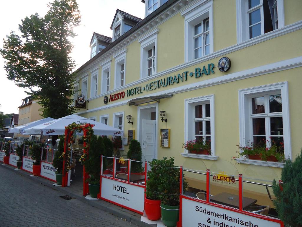 un edificio en una calle con plantas delante en Hotel Deutsches Haus Restaurant Olympia, en Magdeburgo